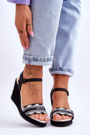 Sieviešu ērti sandales ar papēdi Big Star LL274877 Melna