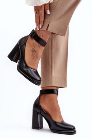 Sānu siksnas sandales ar papēdi, melnas Idovana