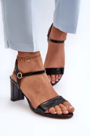 Melni sandales ar papēdi Glindra