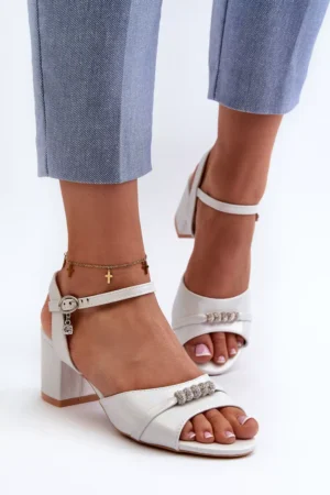 Sieviešu ekoloģiskās ādas sandales ar papēdi un sudraba rotājumiem Narhi