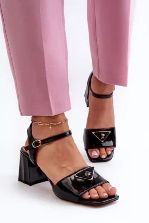 Eleganti melni lakādas sandales ar papēdi D&A; MR38-660