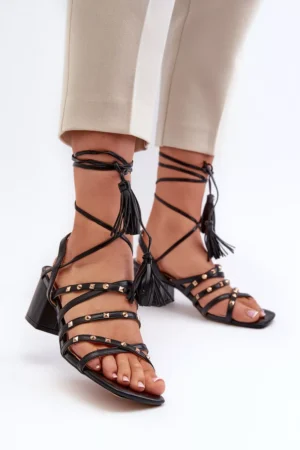 Siksnas sandales ar zemu papēdi, rotātas ar kniedēm, melnas Chrisele