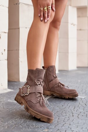 Zazoo 2951 zamšādas potītes zābaki ar dekoratīvu sprādzi tumši smilškrāsā