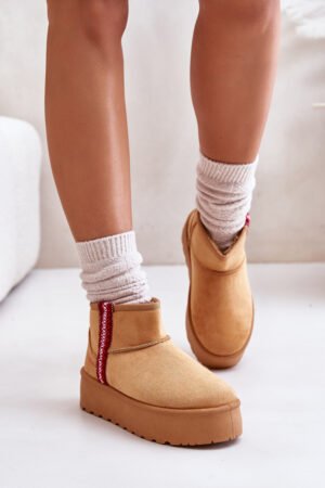 Sieviešu sniega zābaki uz platformas, izolēti, kamieļu krāsā Lomessa