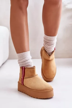 Sieviešu sniega zābaki uz platformas, izolēti, kamieļu krāsā Lomessa