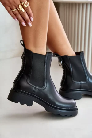 Ādas potītes zābaki ar dekoratīvu ķēdi, izolēti D&A; JC42-86 Melni