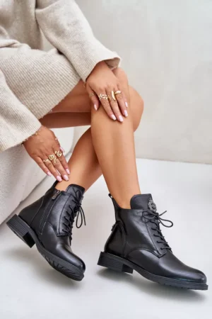 Siltas kurpes ar plakanu papēdi un rotājumiem, melnas Leonise