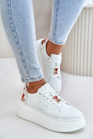 Sieviešu ādas sporta kurpes uz platformas ar piekariņu un dekoratīvu ziedu 89100 Balta
