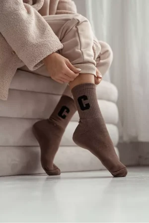 Sieviešu matētas zeķes ar burtu C brūnas