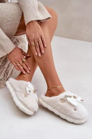 Pūkainas čības ar lenti un piespraudēm, baltas Annalira