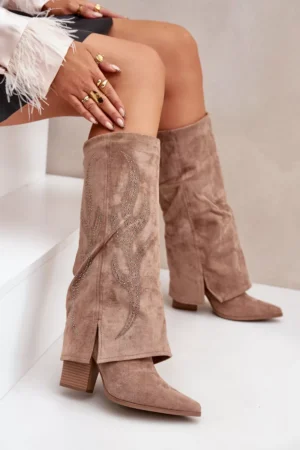 Dekorēti augsti zābaki ar pagrieztu apakšmalu uz papēža tumši smilškrāsā Ivilta