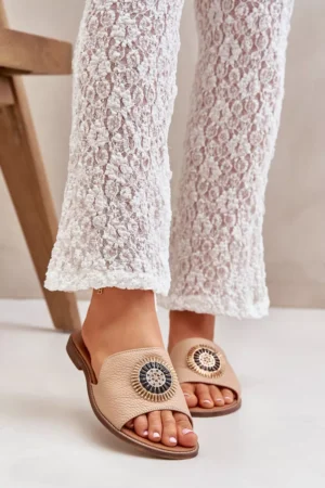 Ādas čības ar dekoru uz plakanā papēža, smilškrāsas Lewski 3047/O