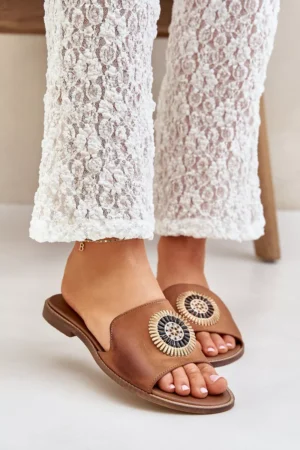 Ādas čības ar dekoru uz plakanā papēža Zazoo 3047/O Kamieļu krāsā