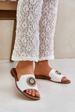 Ādas čības ar dekoru uz plakanā papēža, baltas Lewski 3047/O