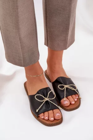 Plakanas pēdas sandales ar dekoratīvu lenti, melnas Deonelis