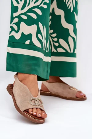 Sieviešu sandales ar dekoru uz plakanā papēža, ekoloģiskā zamšāda, smilškrāsas Ralisses