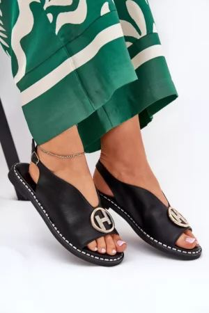 Plakanas elegantas sandales ar rotājumiem, melnas Iseliria