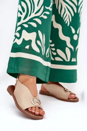 Plakanas elegantas sandales ar dekoru smilškrāsā Iseliria