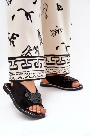 Sieviešu sandales uz plakanā papēža ar dekoru melnā krāsā Setorina