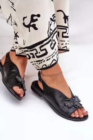 Spīdīgas sieviešu sandales ar dekoratīvu plakanu melnu Russona