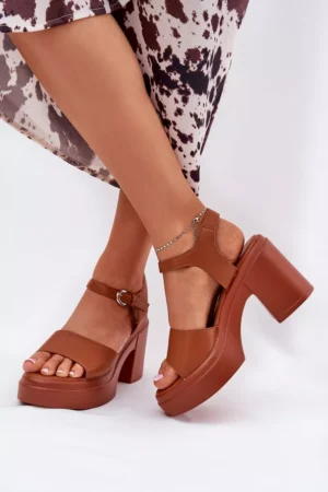 Sieviešu sandales uz platām papēdēm un platformas, izgatavotas no ekoloģiskās ādas, kamieļu krāsā Korlevia