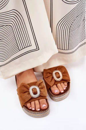 Sieviešu platforma sandales ar lenti un dekoratīvu brošu Kamieļu krāsā Lenela