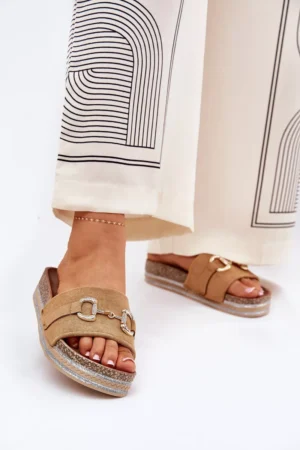 Sieviešu platformas čības ar zelta rotājumiem un spīdumiem, kamieļu krāsā Morisela