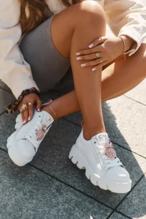 Ādas sporta kurpes ar dekoratīvu ananasu brošu CheBello 4651 Balta