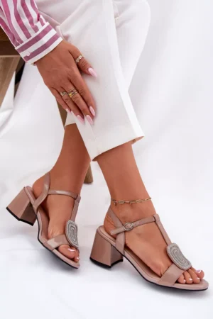 Ādas patentētas sieviešu sandales ar papēžiem un dekoratīviem elementiem Vinceza 91134 smilškrāsas