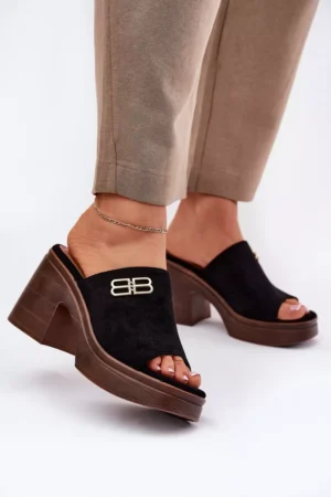 Sieviešu sandales uz platām papēdēm ar zelta detaļām Vinceza 17400 Melna