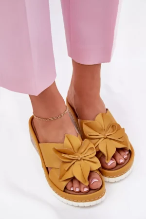 Ādas sieviešu sandales ar dekoratīvu ziedu Artiker 52C0504 Dzeltenas