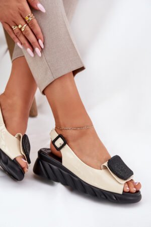 Ādas patentētas sieviešu sandales ar dekoratīvu apdari Artiker Beige 56C1567