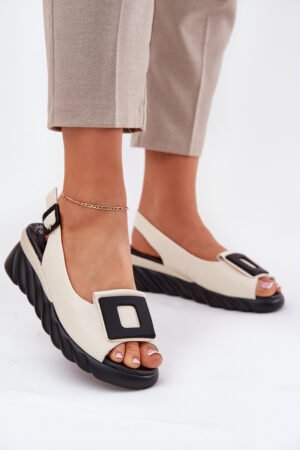 Ādas sieviešu sandales ar papēdi un dekoratīviem elementiem Artiker 56C1570 smilškrāsas