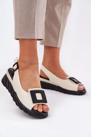 Ādas sieviešu sandales ar papēdi un dekoratīviem elementiem Artiker 56C1570 smilškrāsas