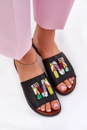 Sieviešu sandales uz plakanā papēža ar rotājumiem, melnas Clelione