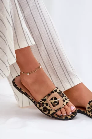 Plakanas sieviešu čības ar dekoratīvu sprādzi Leopard Clariola