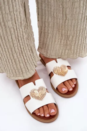 Sieviešu plakanas sandales ar zelta rotājumiem, baltas Karinma