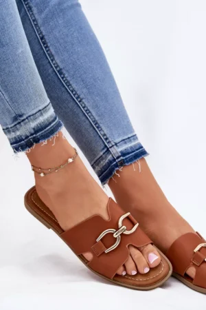 Sieviešu plakanās sandales ar dekoratīviem elementiem, kamieļu krāsā Amiresna