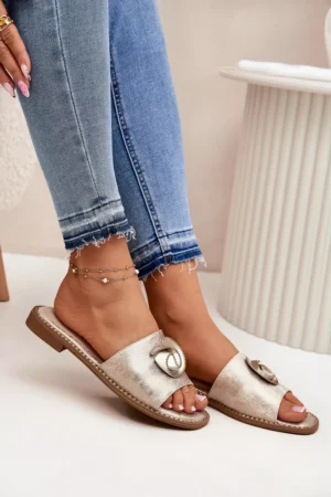 Sieviešu sandales ar plakanu papēdi un dekoratīvu detaļu KV51-007 zelta krāsā