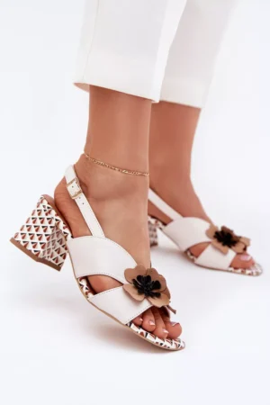 Ādas sieviešu sandales uz papēža ar ziediem Laura Messi 2950 Balta