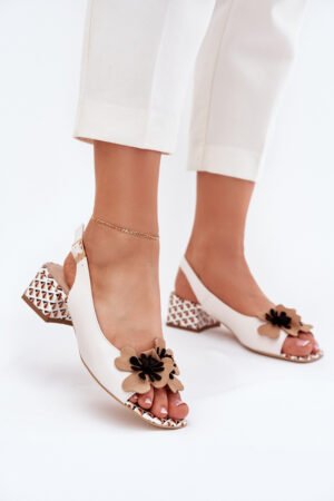 Ādas sieviešu sandales ar blokveida papēdi un dekoratīvu ziedu Laura Messi 2973 Balta