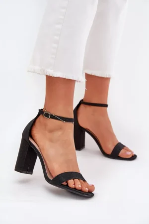 Spīdīgas sieviešu sandales ar papēdi melnā krāsā Kavina