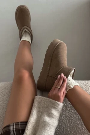 Sieviešu sniega zābaki uz platformas, izolēti ar kažokādu, khaki krāsā Vesirae