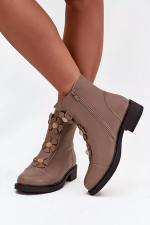 Ādas sieviešu potītes zābaki ar dekoratīviem ziediem, izolēti, smilškrāsas Belverine