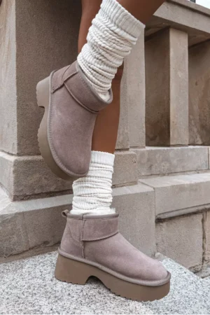 Sieviešu sniega zābaki no dabiskas zamšādas ar kažokādas oderi, krāsā khaki Milora