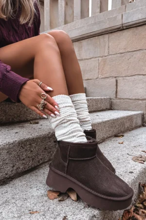 Sieviešu sniega zābaki no dabiskas zamšādas ar kažokādas izolāciju, šokolādes krāsā Milora