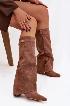 Evo ekoloģiskās zamšādas zābaki ar papēža kolonu un rullētu, ar rāvējslēdzēju odinātu stulbu tumši smilškrāsā Evyra