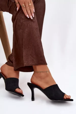 Sieviešu čības uz papēža ar ekoloģisko zamšādu melnā krāsā Isolia