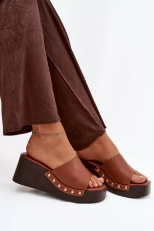 Sieviešu slip-ons ar platformu un zelta sprādzēm, kamieļu krāsā Arionne