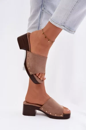 Sieviešu sandales ar blokveida papēdi tumši smilškrāsā ar zelta sprādzēm Davessa